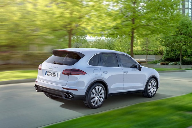 Une toute nouvelle motorisation : le moteur V6 biturbo de 3,6 litres dont est équipé le Cayenne S. Une toute nouvelle motorisation : le moteur V6 biturbo de 3,6 litres dont est équipé le Cayenne S.