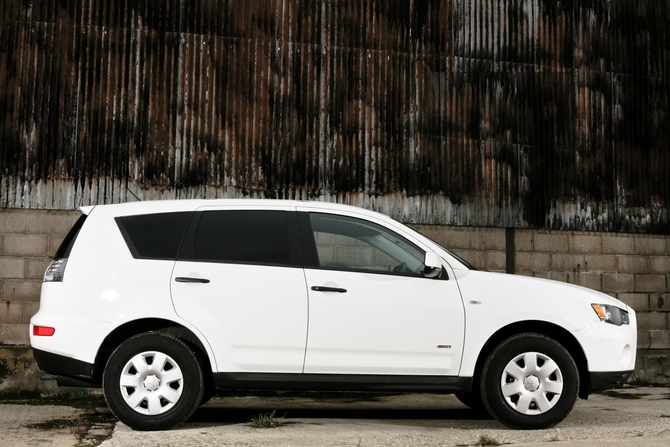 Mitsubishi Outlander 2WD 2.2 DI-D ASG Instyle Navi Mitsubishi Outlander 2WD 2.2 DI-D ASG Instyle Navi