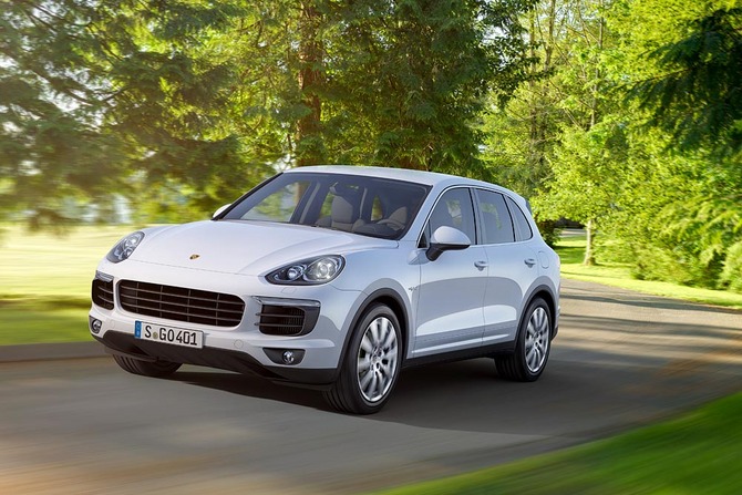 Les nouveaux modèles Cayenne seront commercialisés à dater du 10 octobre 2014. Les nouveaux modèles Cayenne seront commercialisés à dater du 10 octobre 2014.