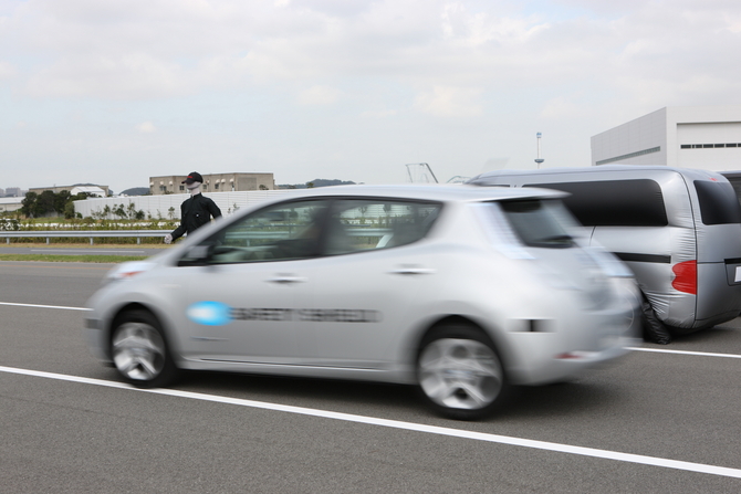 O sistema monitoriza toda a área à volta do carro para saber se é seguro fazer mudanças de direção O sistema monitoriza toda a área à volta do carro para saber se é seguro fazer mudanças de direção
