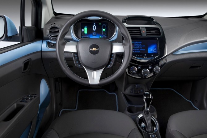The interior has two reconfigurable LCD screens The interior has two reconfigurable LCD screens