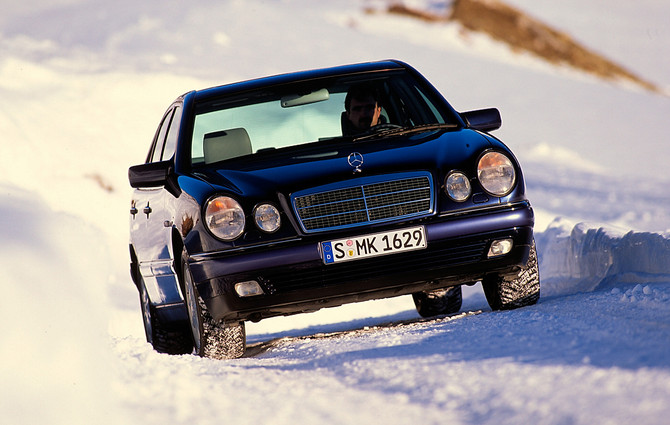 Mercedes-Benz E 320 4MATIC Mercedes-Benz E 320 4MATIC