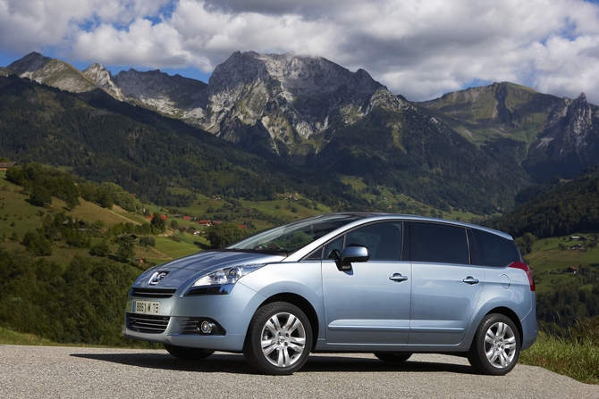 Peugeot 5008 Executive 1.6 HDi 112 CMP6 JLL 17 Peugeot 5008 Executive 1.6 HDi 112 CMP6 JLL 17