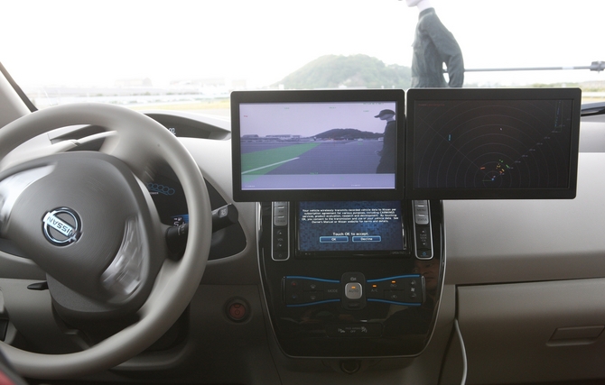 Os carros de testes têm monitores que mostram o que está a fazer o sistema Os carros de testes têm monitores que mostram o que está a fazer o sistema