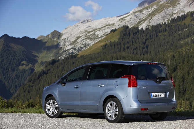 Peugeot 5008 Premium 1.6 HDi 112 CVM6 Peugeot 5008 Premium 1.6 HDi 112 CVM6