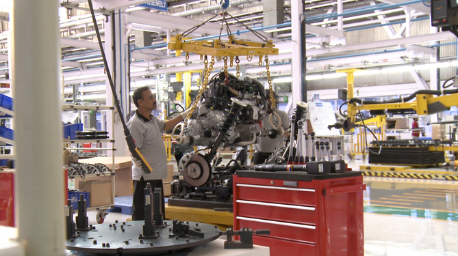 Jaguar Land Rover Wants More UK Teens to Become Engineers Jaguar Land Rover Wants More UK Teens to Become Engineers