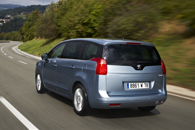 Peugeot 5008 Executive 1.6 HDi 112 CVM6 Peugeot 5008 Executive 1.6 HDi 112 CVM6