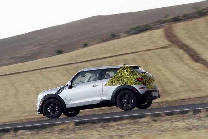 Mini is still keeping the rear camouflaged Mini is still keeping the rear camouflaged