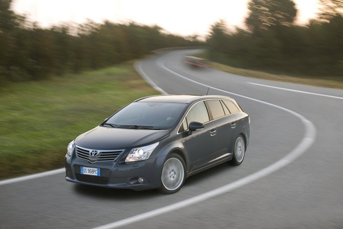 Toyota Avensis SW 2.2 D-CAT 180 Luxury Toyota Avensis SW 2.2 D-CAT 180 Luxury