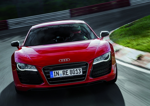 Der Audi R8 e-tron beschleunigt in 4,6 Sekunden von null auf 100 km/h. Der Audi R8 e-tron beschleunigt in 4,6 Sekunden von null auf 100 km/h.