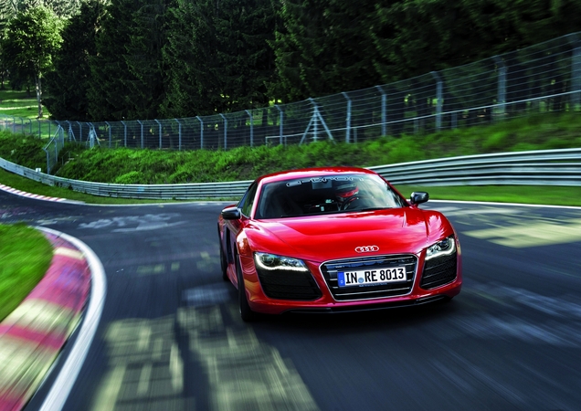 Der Audi R8 e-tron, mit dem Markus Winkelhock auf der Nordschleife den Rekord erzielte, entspricht in allen Antriebsdetails dem Serienmodell. Der Audi R8 e-tron, mit dem Markus Winkelhock auf der Nordschleife den Rekord erzielte, entspricht in allen Antriebsdetails dem Serienmodell.