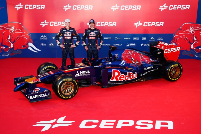 Os dois pilotos da equipa revelaram o carro na linha das boxes do circuito espanhol Os dois pilotos da equipa revelaram o carro na linha das boxes do circuito espanhol