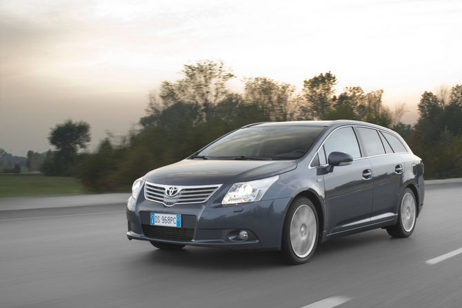 Toyota Avensis SW 2.0 D-4D 125 Exclusive Toyota Avensis SW 2.0 D-4D 125 Exclusive
