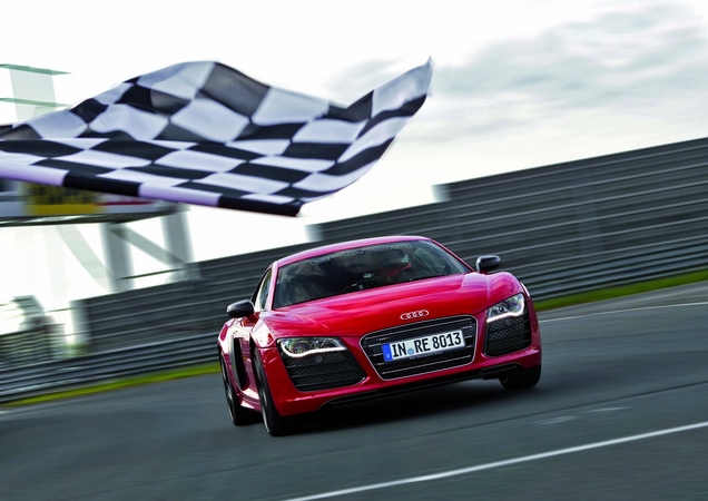 Der R8 e-tron hat auf der Nürburgring-Nordschleife die Bestzeit für Serienfahrzeuge mit Elektroantrieb aufgestellt. Der R8 e-tron hat auf der Nürburgring-Nordschleife die Bestzeit für Serienfahrzeuge mit Elektroantrieb aufgestellt.