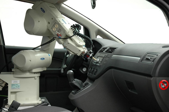 O robot avalia cada aspeto do interior do carro incluindo puxadores, botões e o tecido O robot avalia cada aspeto do interior do carro incluindo puxadores, botões e o tecido