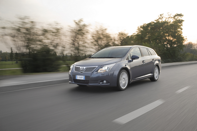 Toyota Avensis SW 2.0 D-4D 125 Luxury Toyota Avensis SW 2.0 D-4D 125 Luxury