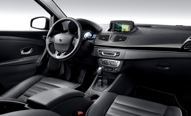 Para um carro destinado aos mercados emergentes, tem um interior bastante luxuoso Para um carro destinado aos mercados emergentes, tem um interior bastante luxuoso