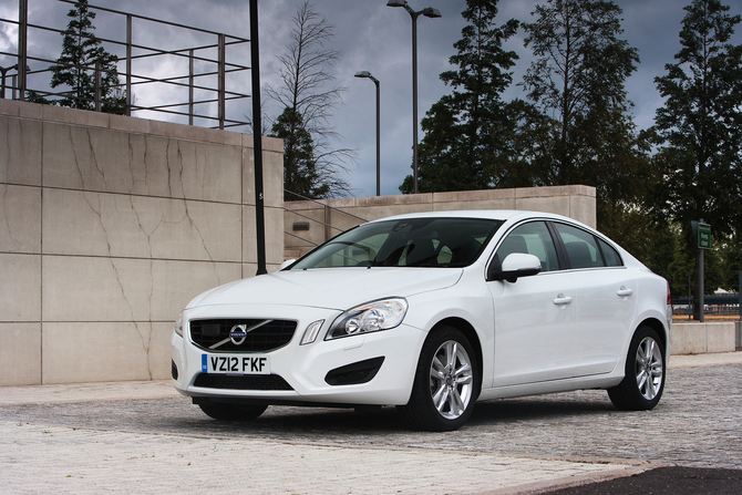 Der S60 bekommt eine neue Front und ein aktualisiertes Interieur Der S60 bekommt eine neue Front und ein aktualisiertes Interieur