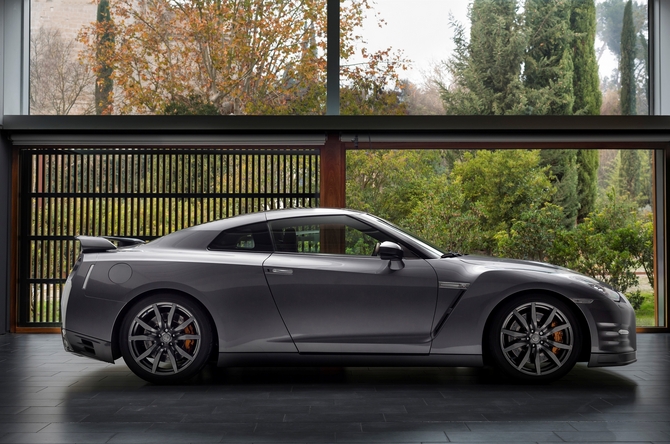 Nissan tem vindo constantemente a evoluir o GT-R desde que foi lançado Nissan tem vindo constantemente a evoluir o GT-R desde que foi lançado
