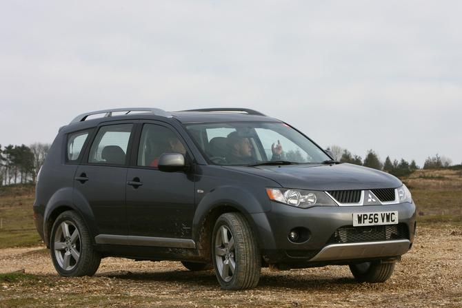 Mitsubishi Outlander 2.0 DI-D 4WD Invite Mitsubishi Outlander 2.0 DI-D 4WD Invite