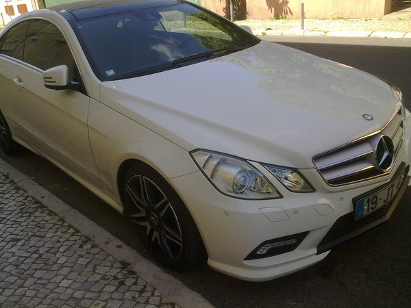Mercedes-Benz E 250 CGI BlueEFFICIENCY Coupé Mercedes-Benz E 250 CGI BlueEFFICIENCY Coupé