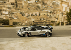São 750cv de potência, mais 10cv que a versão base do Huayra, oriundos de um motor V12 6.0 litros twin-turbo