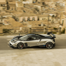 São 750cv de potência, mais 10cv que a versão base do Huayra, oriundos de um motor V12 6.0 litros twin-turbo