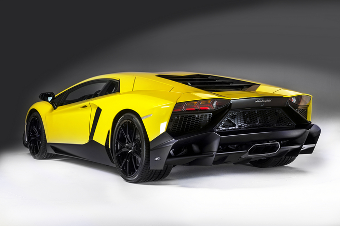 The rear has a larger rear diffuser The rear has a larger rear diffuser