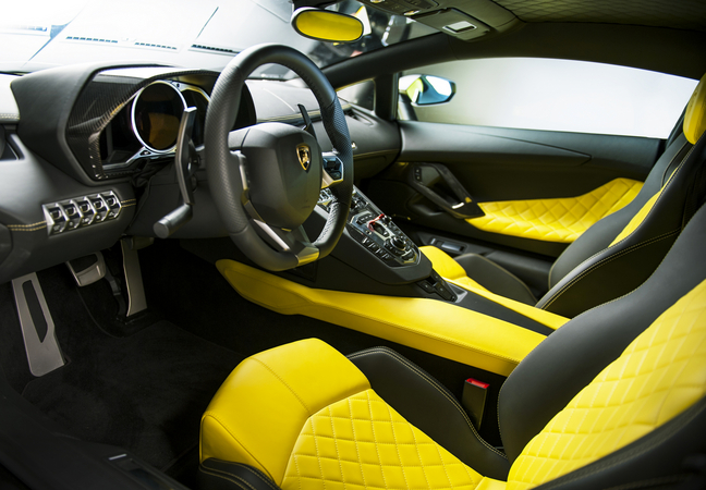 O interior pode ser escolhido em couro castanho ou amarelo O interior pode ser escolhido em couro castanho ou amarelo