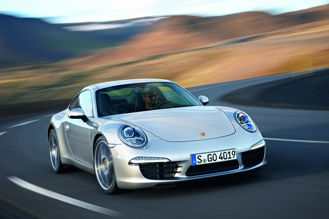 Em 2011 a Porsche respondeu com o lançamento do novo 911 que foi aclamado pelos peritos Em 2011 a Porsche respondeu com o lançamento do novo 911 que foi aclamado pelos peritos