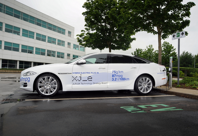 Apesar dos 334cv, o carro emite apenas 75g/km of CO2. Apesar dos 334cv, o carro emite apenas 75g/km of CO2.