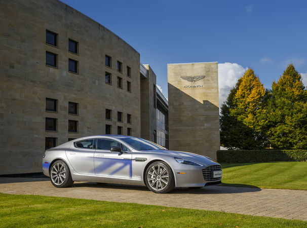 O CEO da Aston Martin, Andy Palmer, acredita que os veículos elétricos de luxo serão uma forte aposta no futuro O CEO da Aston Martin, Andy Palmer, acredita que os veículos elétricos de luxo serão uma forte aposta no futuro