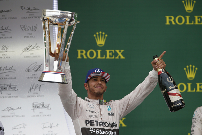 Hamilton igualou Ayrton Senna com três títulos mundiais Hamilton igualou Ayrton Senna com três títulos mundiais