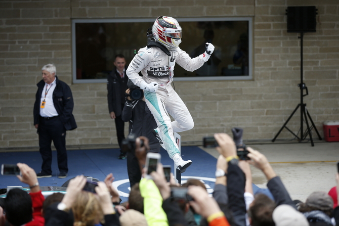 A festa de Lewis Hamilton no final da corrida A festa de Lewis Hamilton no final da corrida