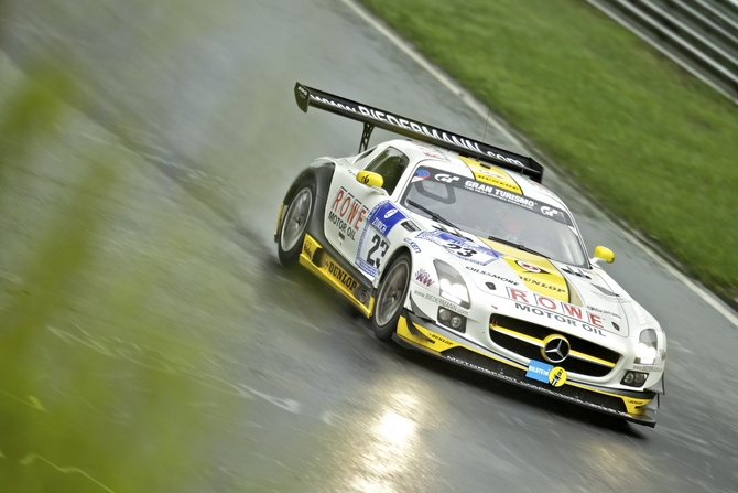 A equipa Black Falcon levou a Mercedes à sua primeira vitória geral das 24 Horas de Nürburgring A equipa Black Falcon levou a Mercedes à sua primeira vitória geral das 24 Horas de Nürburgring