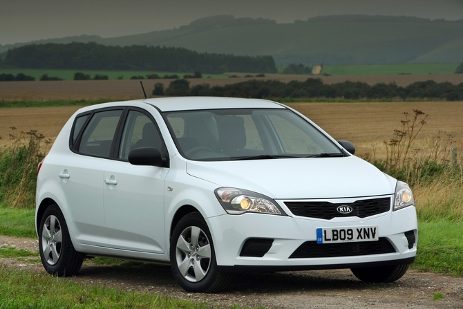 Kia cee'd 1.6 CRDi 90cv EX (09) Kia cee'd 1.6 CRDi 90cv EX (09)