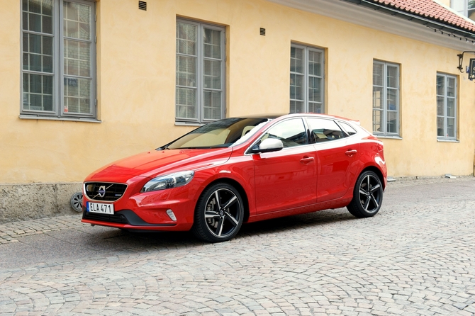 Volvo V40 T5 R-Design Momentum Geartronic Volvo V40 T5 R-Design Momentum Geartronic