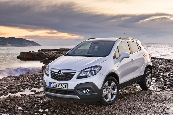Bien que mesurant 4,28 mètres seulement, l’Opel Mokka peut accueillir cinq personnes. Bien que mesurant 4,28 mètres seulement, l’Opel Mokka peut accueillir cinq personnes.