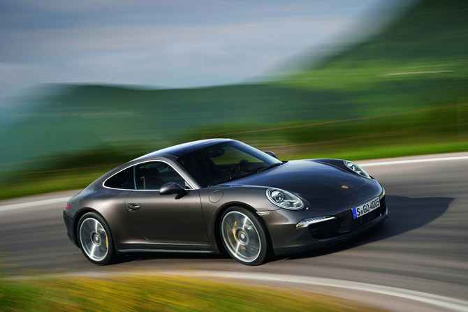 Die Einführung der neuen 911-Modelle beginnt zum Jahresende 2012. Die Einführung der neuen 911-Modelle beginnt zum Jahresende 2012.