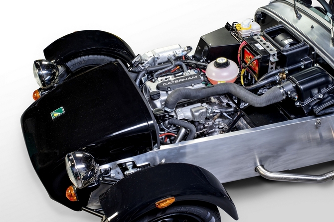 O motor da nova versão Caterham é um Suzuki turbo de três cilindros com 660cc modificado O motor da nova versão Caterham é um Suzuki turbo de três cilindros com 660cc modificado