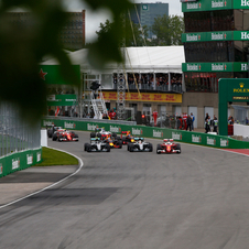 Vettel assumiu a liderança na partida, mas a estratégia da equipa prejudicou-o