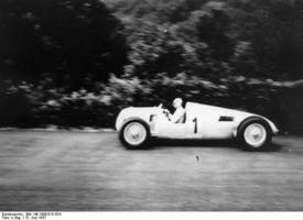 A história do Ring remonta à decada de 1920. Esta imagem mostra Bernd Rosemeyer a competir em Nürburgring em 1937