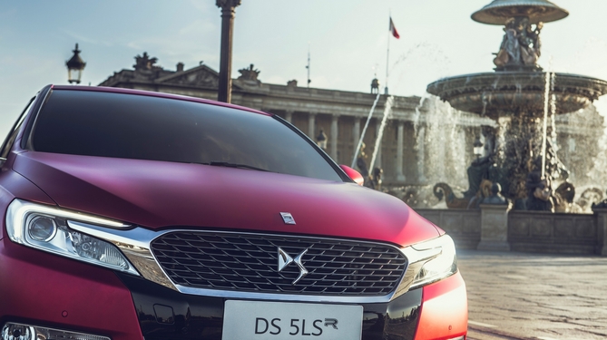 The DS 5LS R uses the already famous anodized crimson red paint with a matte metallic finish The DS 5LS R uses the already famous anodized crimson red paint with a matte metallic finish