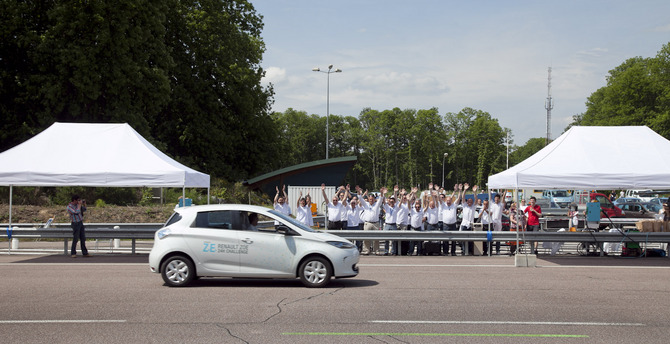 Les deux ZOE passent la ligne d’arrivée avec 1 618 km et 1 506 km aux compteurs. Les deux ZOE passent la ligne d’arrivée avec 1 618 km et 1 506 km aux compteurs.