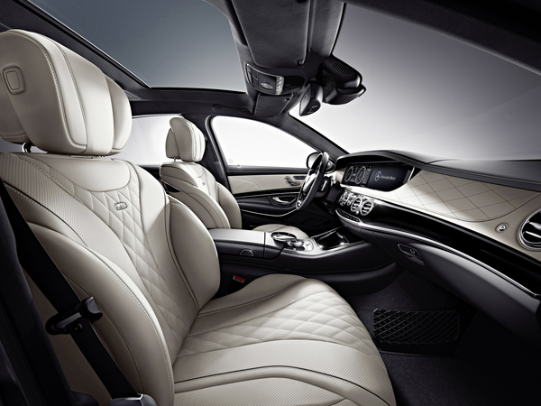 O interior recebe a mais recente tecnologia da Mercedes O interior recebe a mais recente tecnologia da Mercedes