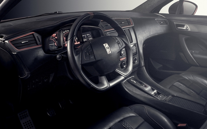 Further details of carbon fiber were also placed on the steering wheel and on the door handles and panels Further details of carbon fiber were also placed on the steering wheel and on the door handles and panels