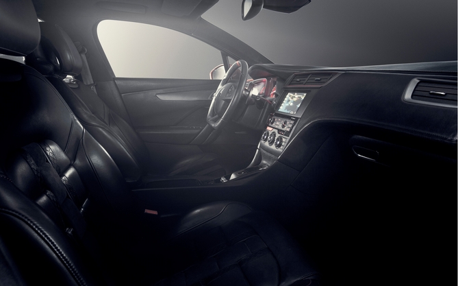 Inside, the new concept a leather and Alcantara lining with new upholstery and DS logos embossed Inside, the new concept a leather and Alcantara lining with new upholstery and DS logos embossed