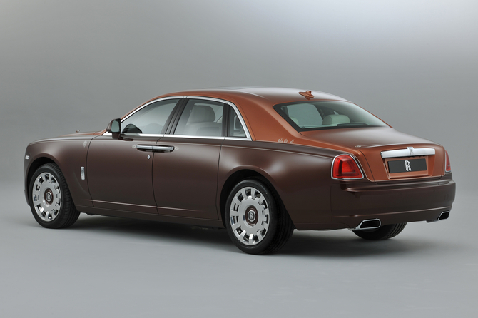 It has a two-tone paint scheme with two shades of brown It has a two-tone paint scheme with two shades of brown
