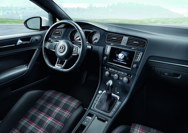 O GTI tem assentos em tartan que é uma imagem de marca do carro O GTI tem assentos em tartan que é uma imagem de marca do carro