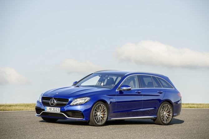 O Mercedes-AMG C63 é oferecido nas variantes sedan e carrinha O Mercedes-AMG C63 é oferecido nas variantes sedan e carrinha